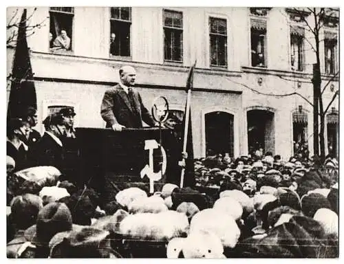 Fotografie Lucien regis, Bruxelles, Ansicht Leipzig-Volkmarsdorf, Ernst Thälmann hält eine Rede im Volkmarsdorf 1932