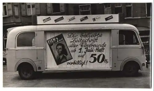 Fotografie Otto Matz, Rastatt, Werbe-Bus als fahrender Kiosk mit Reklame der Film Revue