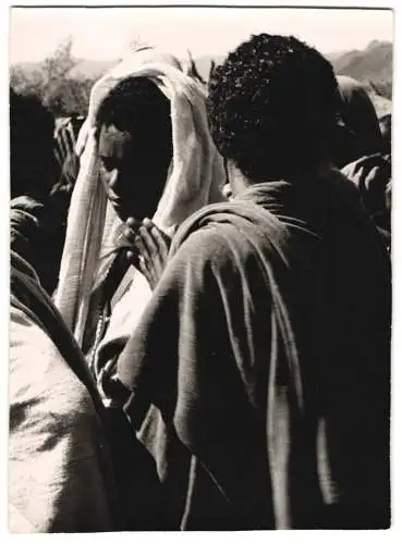 Fotografie unbekannter Fotograf und Ort, afrikanische Volkstypen in Tracht beim Gebet