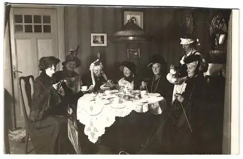 Fotografie unbekannter Fotograf und Ort, älte Damen beim Kaffeekranz mit Dienstmädchen, Frau Freiberg, Liemen, Lassen