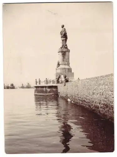 Fotografie unbekannter Fotograf, Ansicht Port Said, Lessep Denkmal an der Einfahrt zum Hafen, Hafendamm