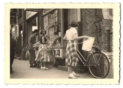 16 Fotografien unbekannter Fotograf, Ansicht Frankfurt / Main, Ladenansichten der Reformhausgruppe Freya um 1955