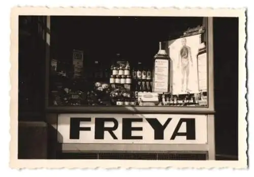 16 Fotografien unbekannter Fotograf, Ansicht Frankfurt / Main, Ladenansichten der Reformhausgruppe Freya um 1955