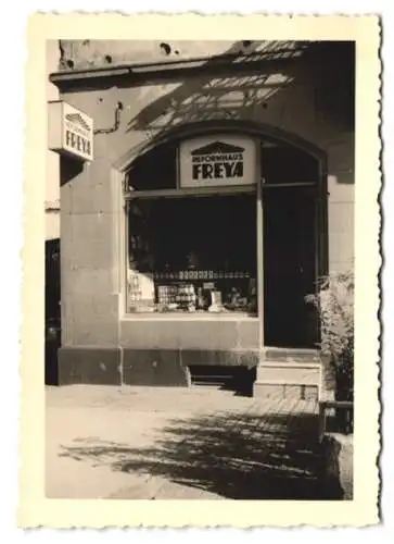 16 Fotografien unbekannter Fotograf, Ansicht Frankfurt / Main, Ladenansichten der Reformhausgruppe Freya um 1955