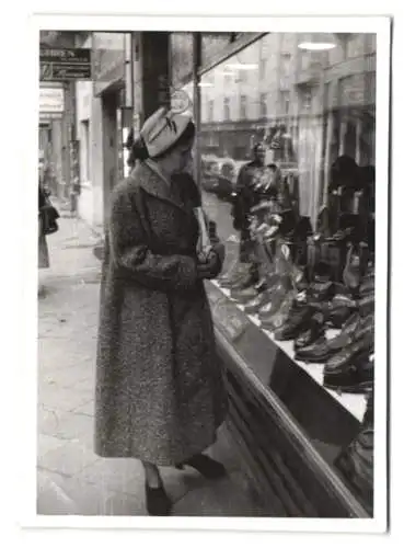 16 Fotografien unbekannter Fotograf, Ansicht Frankfurt / Main, Ladenansichten der Reformhausgruppe Freya um 1955