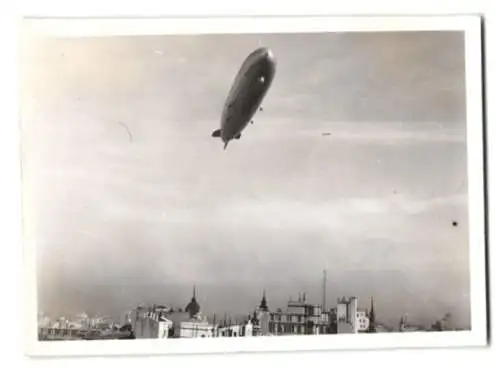 9 Fotografien unbekannter Fotograf, Ansicht Buenos Aires, Zeppelin - Luftschiff über der Stadt, Südamerika-Fahrt