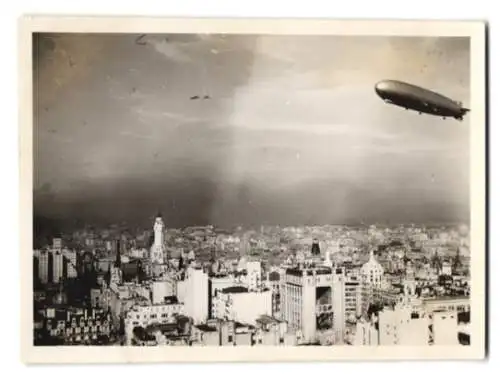 9 Fotografien unbekannter Fotograf, Ansicht Buenos Aires, Zeppelin - Luftschiff über der Stadt, Südamerika-Fahrt