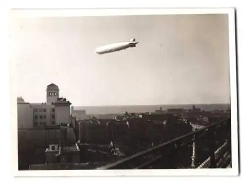 9 Fotografien unbekannter Fotograf, Ansicht Buenos Aires, Zeppelin - Luftschiff über der Stadt, Südamerika-Fahrt