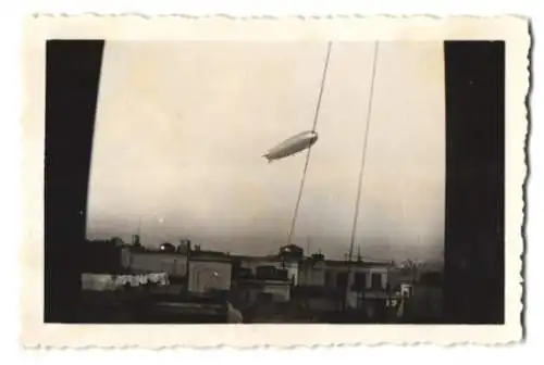 9 Fotografien unbekannter Fotograf, Ansicht Buenos Aires, Zeppelin - Luftschiff über der Stadt, Südamerika-Fahrt