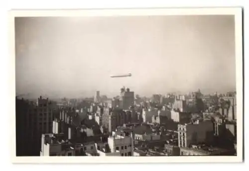 9 Fotografien unbekannter Fotograf, Ansicht Buenos Aires, Zeppelin - Luftschiff über der Stadt, Südamerika-Fahrt