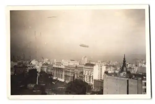 9 Fotografien unbekannter Fotograf, Ansicht Buenos Aires, Zeppelin - Luftschiff über der Stadt, Südamerika-Fahrt