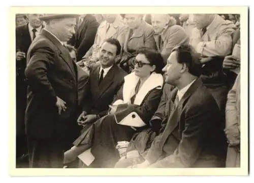 2 Fotografien unbekannter Fotograf, Ansicht Hamburg, Schauspielerin Zarah Leander beim Stadtpark-Rennen 1950