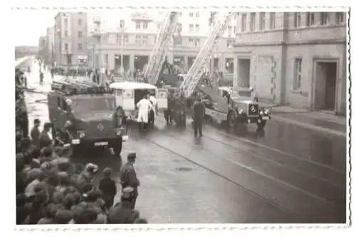 5 Fotografien unbekannter Fotograf, Ansicht Berlin-Friedrichshain, Drehleiter Feuerwehr-Einsatz Nebenstrasse Stalinallee