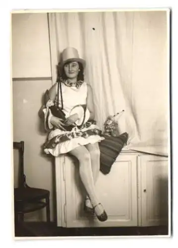 2 Fotografien Karneval / Fasching, hübsche junge Frau im Kostüm mit Hut Zylinder
