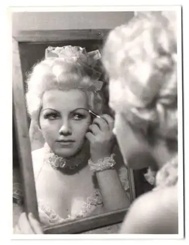 4 Fotografien Lassberg & Wimmer, Berlin, Spiegelbild-Reflektion, hübsche Schauspielerin schminkt sich vor einem Spiegel