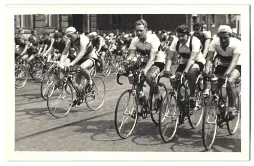 2 Fotografien Radrennfahrer Täve Schur bei einer Friedensfahrt, Fahrradrennen, Fahrrad, Velo, Bike, Bicycle