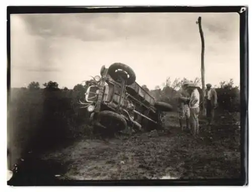 2 Fotografien Lastwagen-Unfall, Jäger haben sich mit LKW auf die Seite gelegt 1929