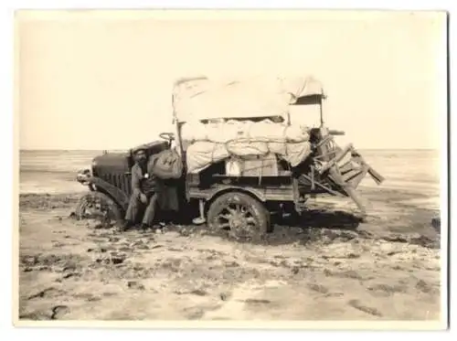 4 Fotografien Afrika-Expedition, Lastwagen hat sich im Schlamm festgefahren, Wüsten-Durchquerung & Reifenpanne