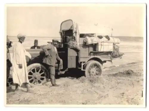 4 Fotografien Afrika-Expedition, Lastwagen hat sich im Schlamm festgefahren, Wüsten-Durchquerung & Reifenpanne