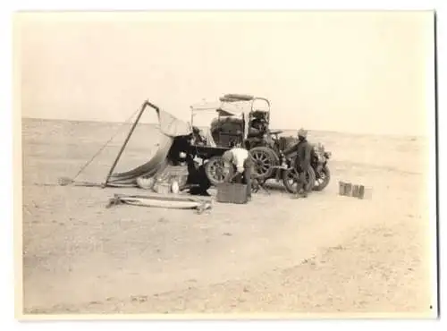 4 Fotografien Afrika-Expedition, Lastwagen hat sich im Schlamm festgefahren, Wüsten-Durchquerung & Reifenpanne