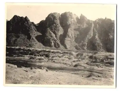 4 Fotografien Afrika-Expedition, Lastwagen hat sich im Schlamm festgefahren, Wüsten-Durchquerung & Reifenpanne