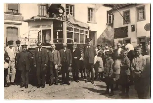 3 Fotografien unbekannter Fotograf, Ansicht Kusel-Wolfstein, Bus Daimler-Benz & Menschanauflauf vor einer Pension