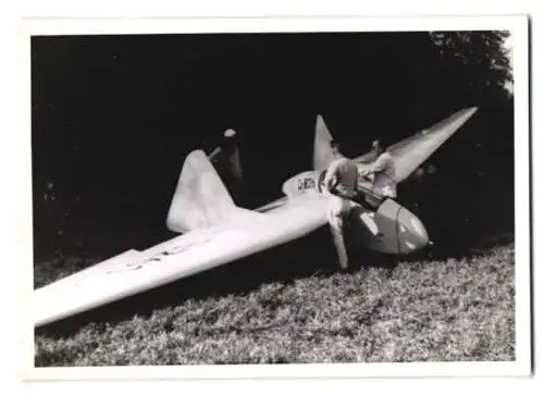 4 Fotografien Ansicht Kirchheim / Teck, Segelflugplatz Hahnweide, Segelflugzeug mit kurzem Doppelleitwerk