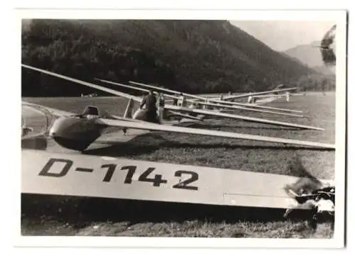 11 Fotografien Ansicht Kirchheim / Teck, Segelflugplatz Hahnweide, Segelflugzeuge auf dem Flugplatz