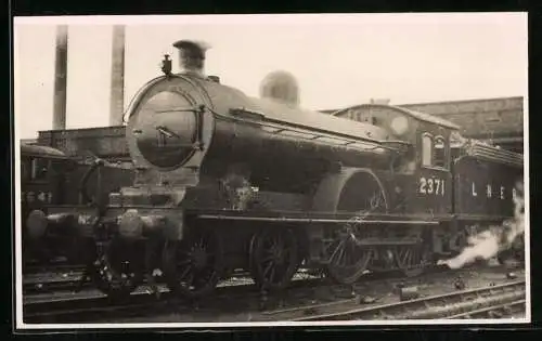 Fotografie britische Eisenbahn, Dampflok LNER, Tender-Lokomotive Nr. 2371 vor Lokschuppen