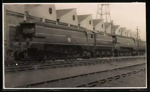 Fotografie britische Eisenbahn, Stromlinien-Dampflok Southern Railways, Tender-Lokomotive Nr. 210106