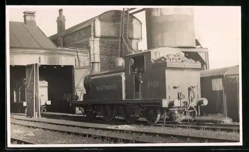 Fotografie britische Eisenbahn, Dampflok Southern Railways, Lokomotive Nr. 2406 vor Lokschuppen