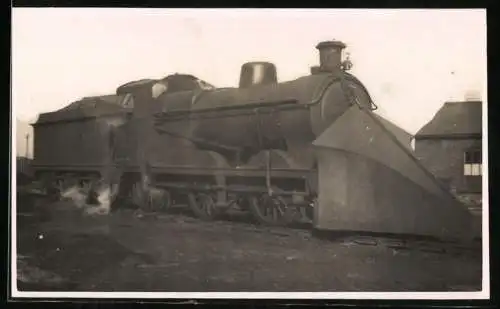 Fotografie britische Eisenbahn, Dampflok LNER, Tender-Lokomotive Nr. 4317 mit Schneepflug