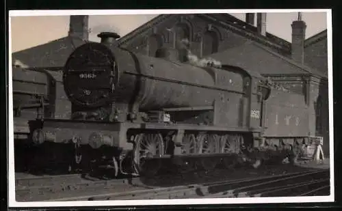 Fotografie britische Eisenbahn, Dampflok LMS, Tender-Lokomotive Nr. 9563 vor Lokschuppen