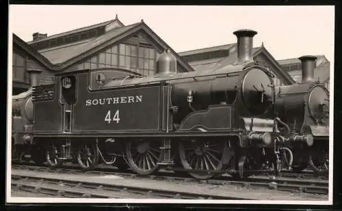 Fotografie Colling Turner, britische Eisenbahn, Dampflok Southern Railways, Lokomotive Nr. 44 vor Lokschuppen