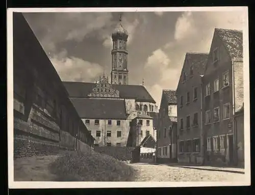 Fotografie unbekannter Fotograf, Ansicht Augsburg, Strassenansicht mit Wohnhäusern & Kirchturm