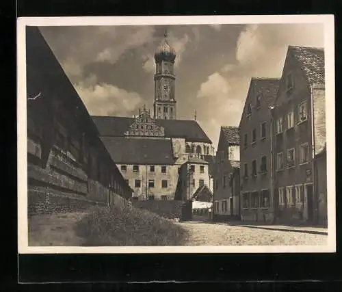 Fotografie unbekannter Fotograf, Ansicht Augsburg, Strassenpartie mit Kirche