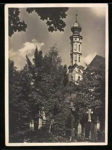 Fotografie unbekannter Fotograf, Ansicht Augsburg, Kirche mit Friedhof & Grabsteinen