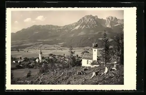 AK Ellmau /Tirol, Kapelle und Ortsansicht vor Bergpanorama