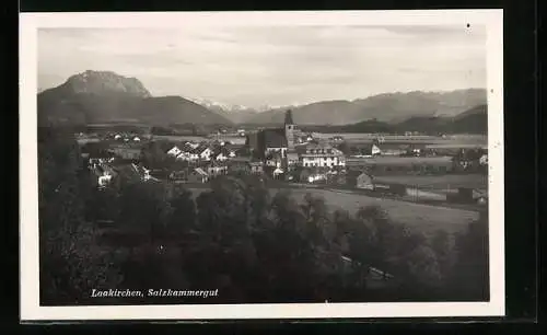 AK Laakirchen /Salzkammergut, Ortsansicht vor Berglandschaft