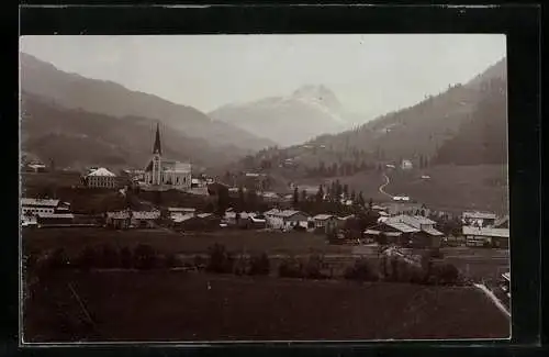 AK Reith, Ortsansicht gegen Berglandschaft