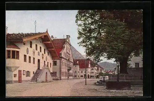 AK Reutte in Tirol, Hauptstrasse mit Rathaus und histor. Linde