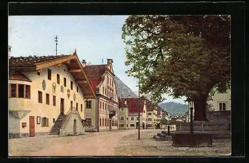 AK Reutte in Tirol, Hauptstrasse mit Rathaus und histor. Linde