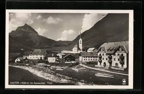 AK Galtür im Paznauntal, Alpenhaus Luchthor, Ortsansicht mit Kirche