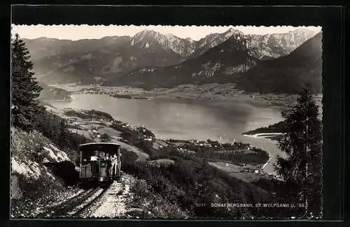 AK St. Wolfgang, Schafbergbahn mit Blick auf Ort und See, Bergbahn