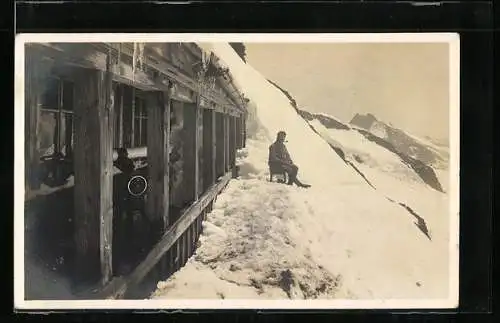 AK Jungfraujoch, Bahnhof der Bergbahn im Schnee