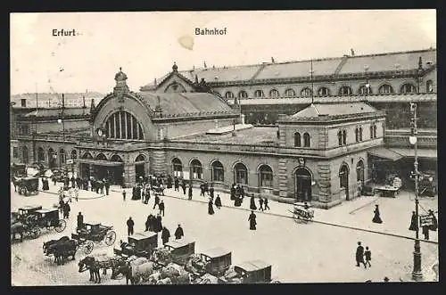 AK Erfurt, Pferdekutschen vor dem Bahnhof