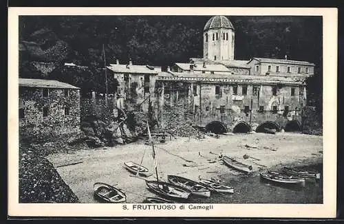 AK S. Fruttuoso di Camogli, Boote am Strand