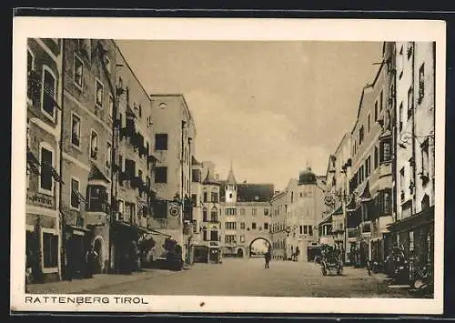AK Rattenberg, Strassenpartie mit Torbogen und Passant