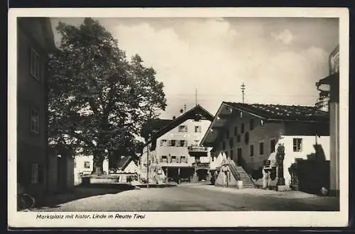AK Reutte, Marktplatz mit histor. Linde und Gasthof-Brauerei