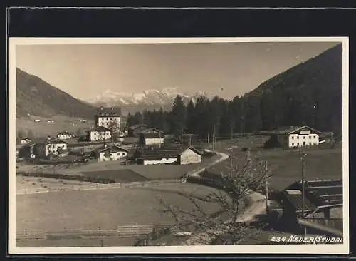 AK Neder, Ortsansicht mit Gebirgskette im Hintergrund